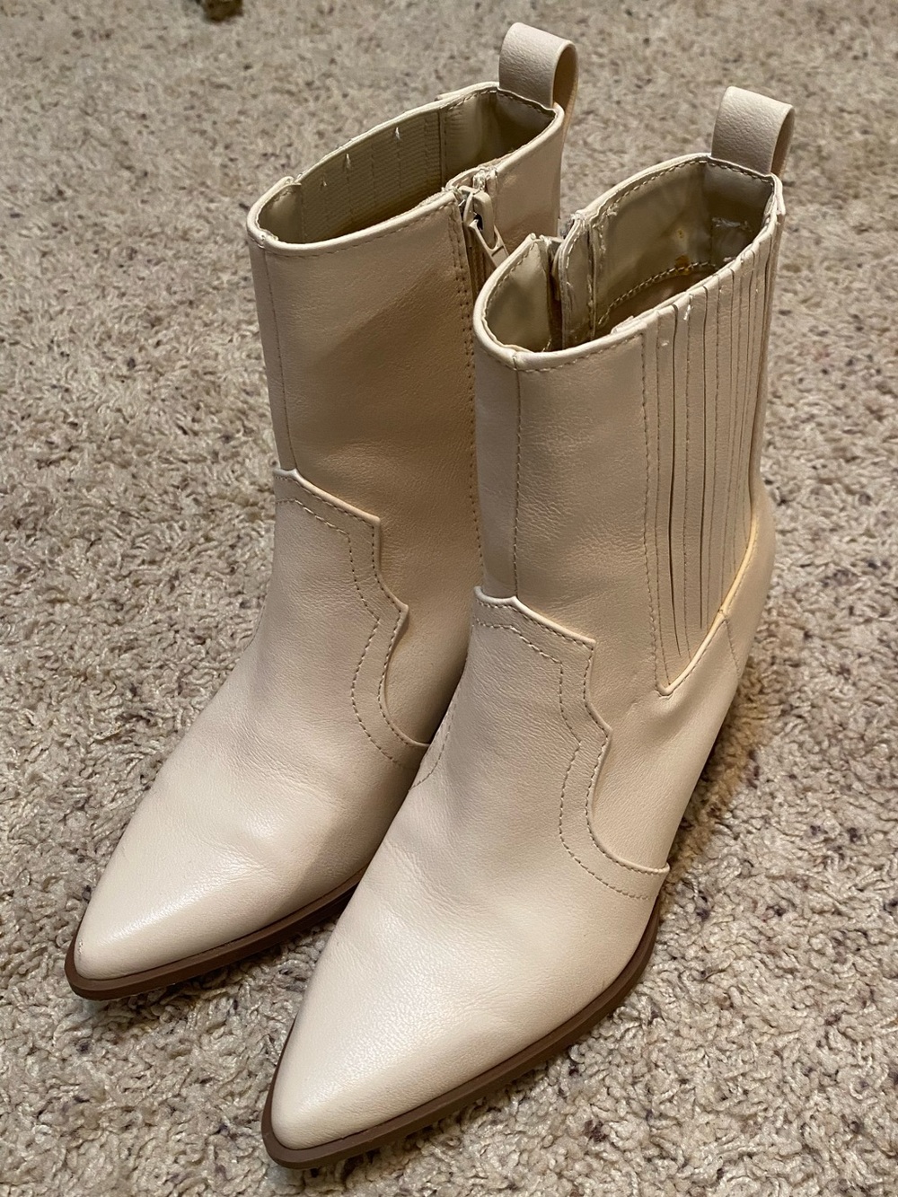 NWT Buckle Qupid Cream Pointed-Toe Cowboy Boot Ankle Booties size 6